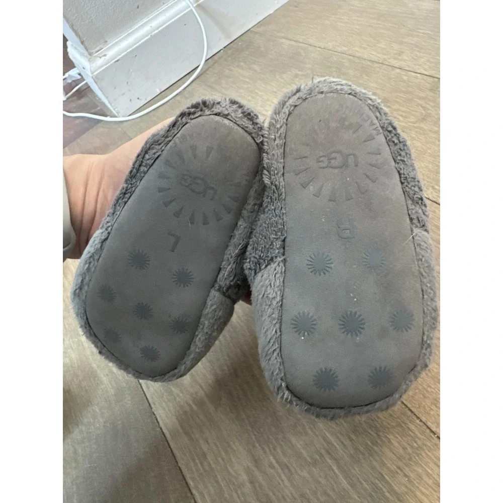 UGG Slippers Baby Girls Size 4.5 Gray Fuzzy Bootie Ankle Hook Loop Non Slip Sole